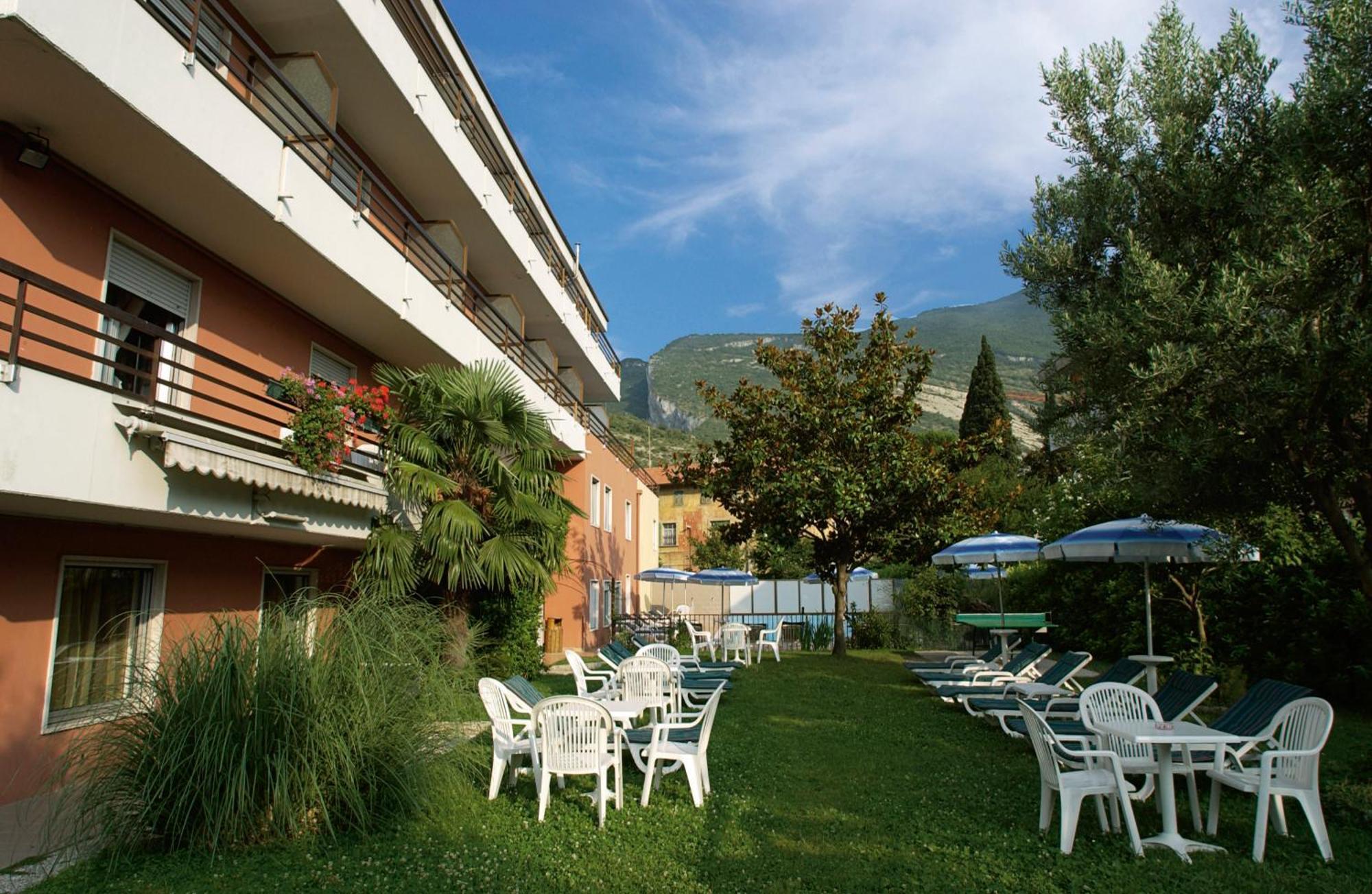 Hotel Garni Villa Magnolia Torbole Sul Garda Bagian luar foto