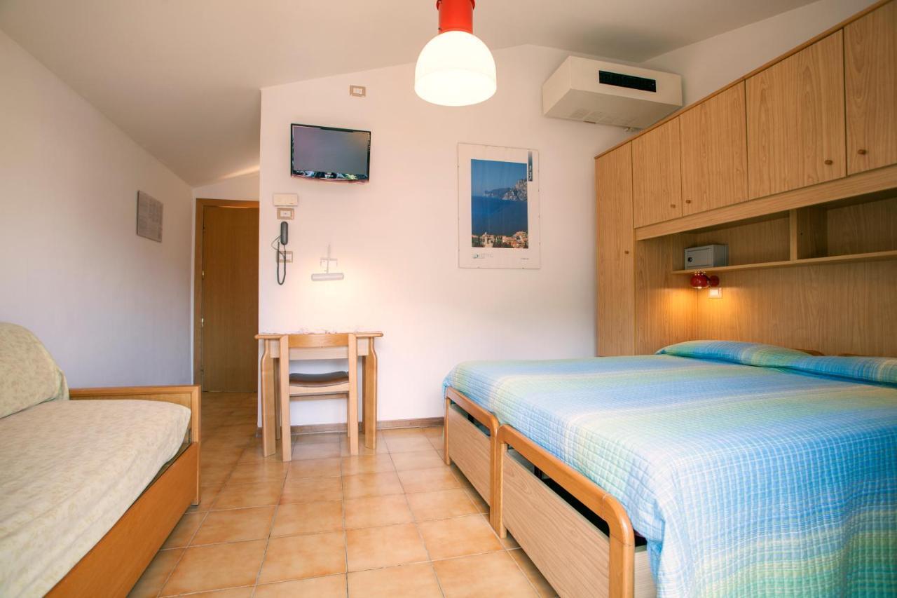 Hotel Garni Villa Magnolia Torbole Sul Garda Ruang foto