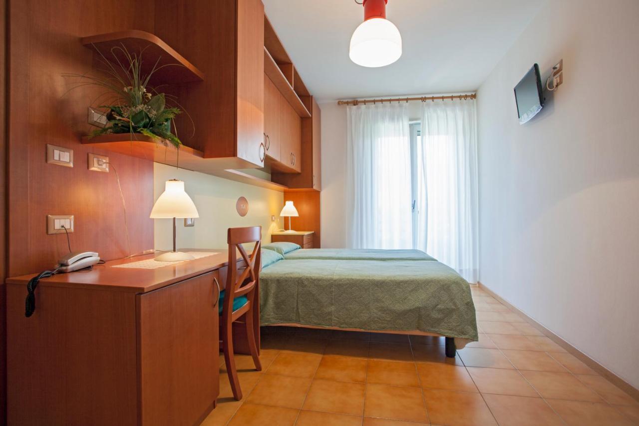 Hotel Garni Villa Magnolia Torbole Sul Garda Ruang foto